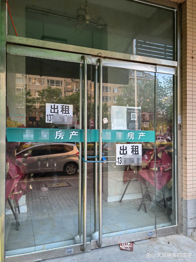 楼下中介又关店了 从家门口的房产经纪，看懂小区房价的真实温度